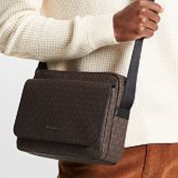 Michael Kors Cooper Unisex Messenger Camera Bag - Picture 4 of 6